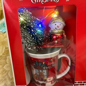 Holiday light up ornament with mug